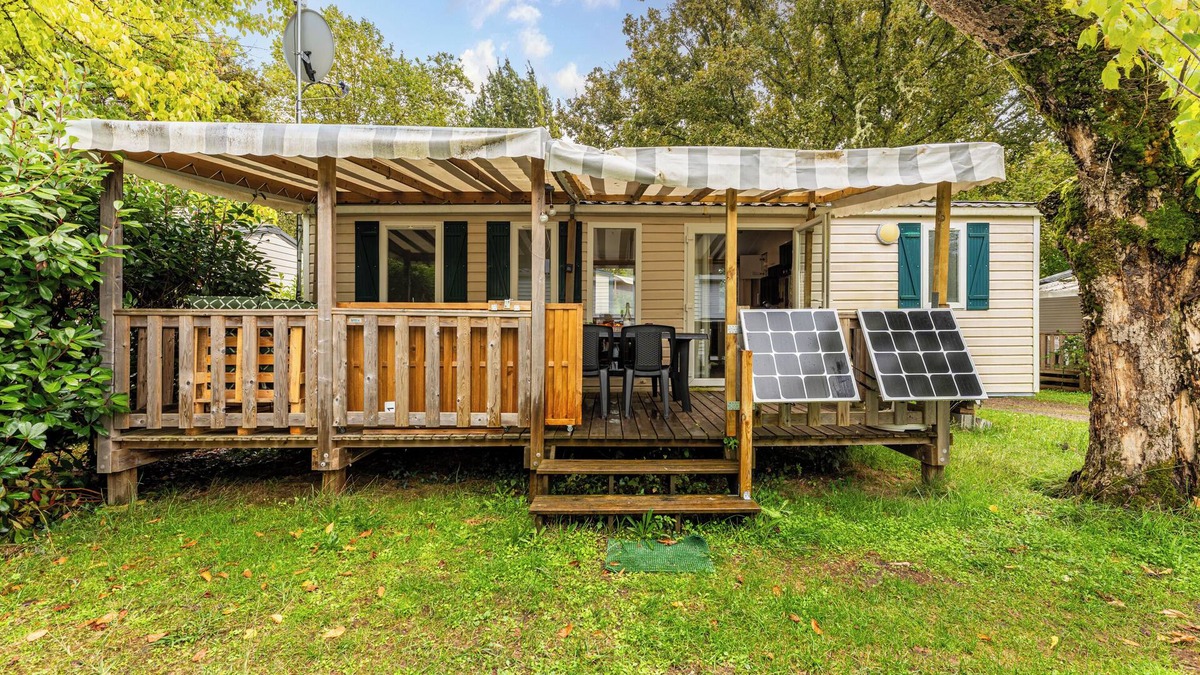 Onesse-et-Laharie RV Rental | 'Comfort With Air Conditioning 6' Caravan with Shared Pool, Private Terrace and Air Conditioning