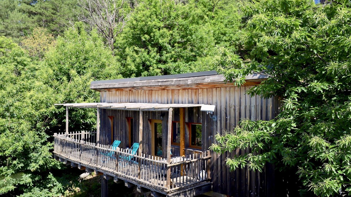 Saint-Hilaire-de-Lavit Cabin | Comfortable, air-conditioned cabane sur Pilotis in the Cevennes.