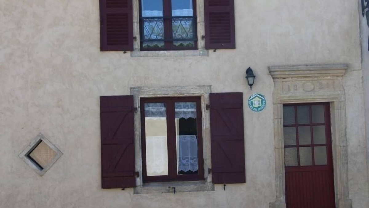 Halles-sous-les-Cotes Cottage | Comfortable cottage in Halles-sous-les-Côtes with fireplace and terrace