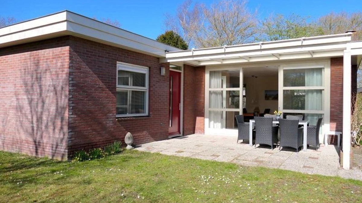 Sint Maartensvlotbrug House | Comfortable, sunny holiday home on Park Campanula, 2 bedrooms, WiFi, close to beach, forest and dunes