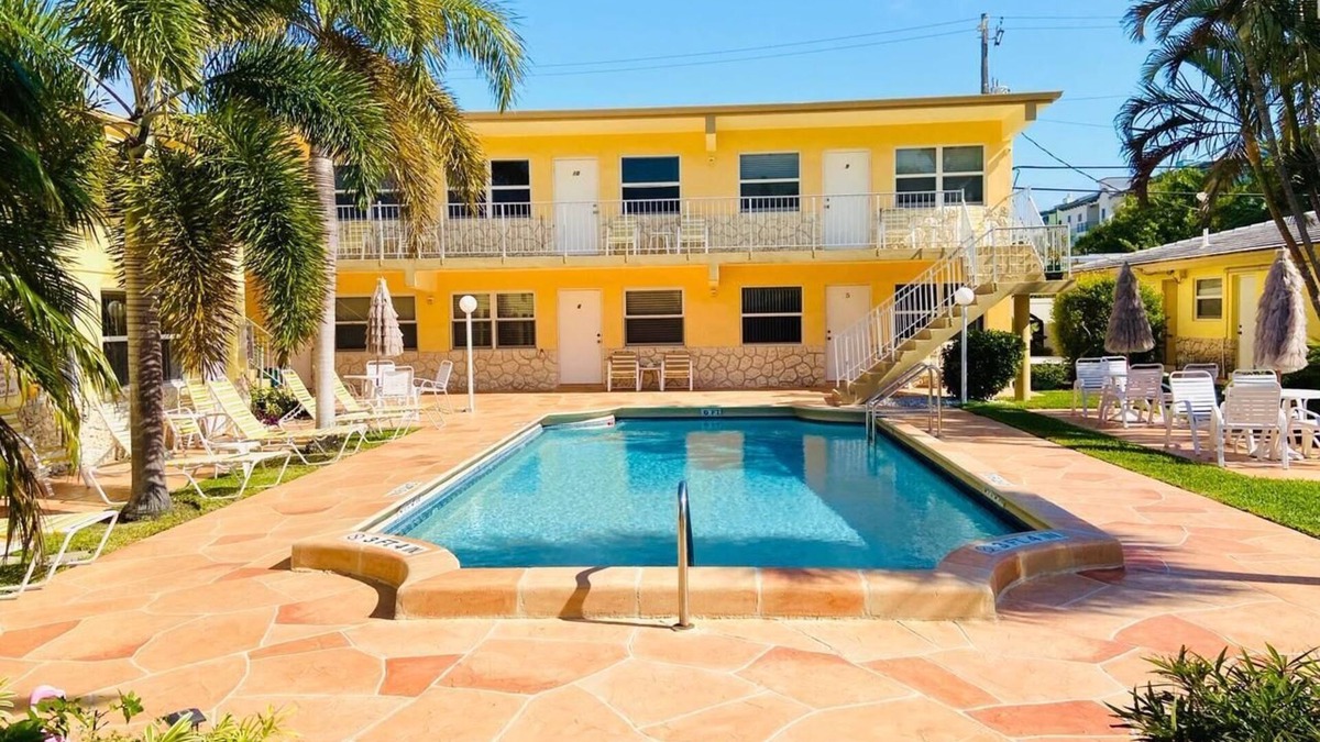 Lauderdale-by-the-Sea Apartment | comfortable apartment five minutes walk from the Beach