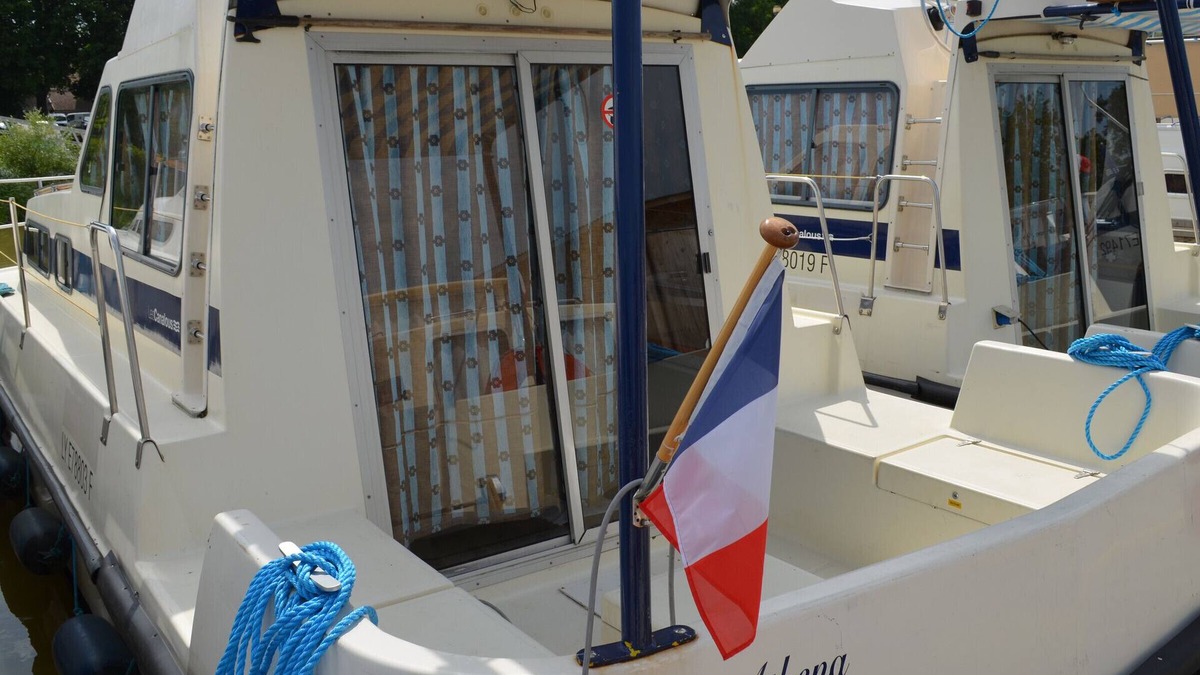 Pontailler-sur-Saone Boat Rental | Comfortable boat at dock for 5, Pontailler-sur-Saône, near shops