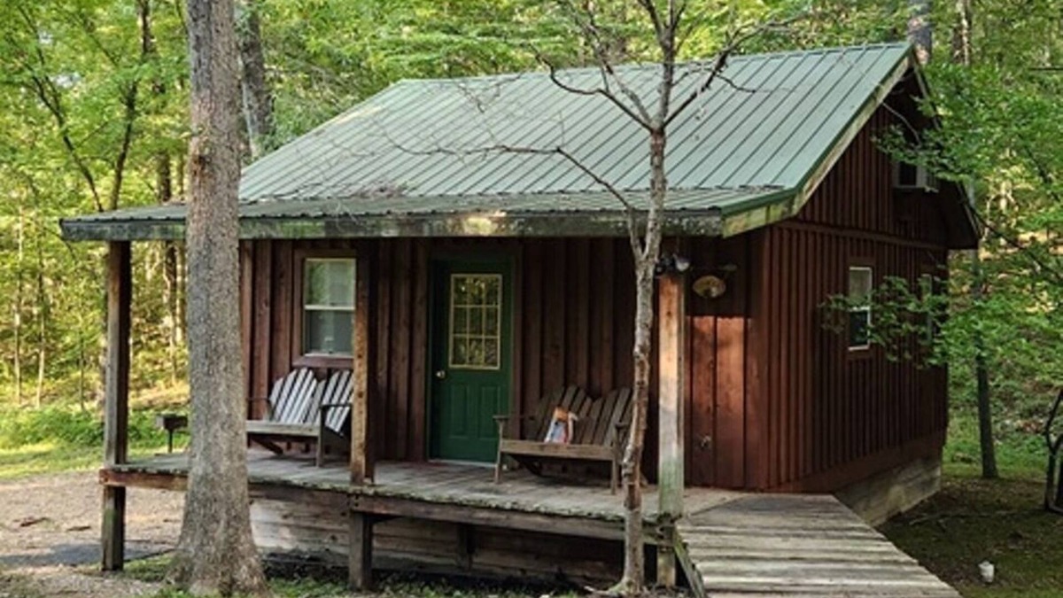 St. James House | Comfortable 1 Bedroom Cabin with Added Loft, Full Kitchen & LIving Area