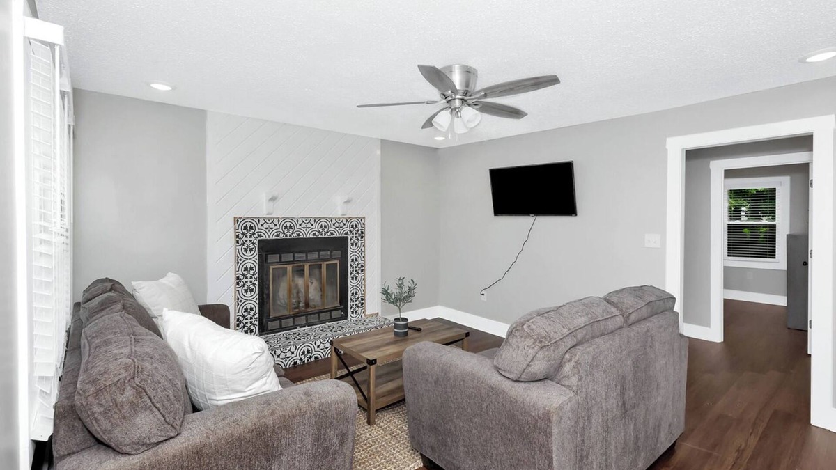 Normal House | Comfortable 2/1 with A Dedicated Workspace