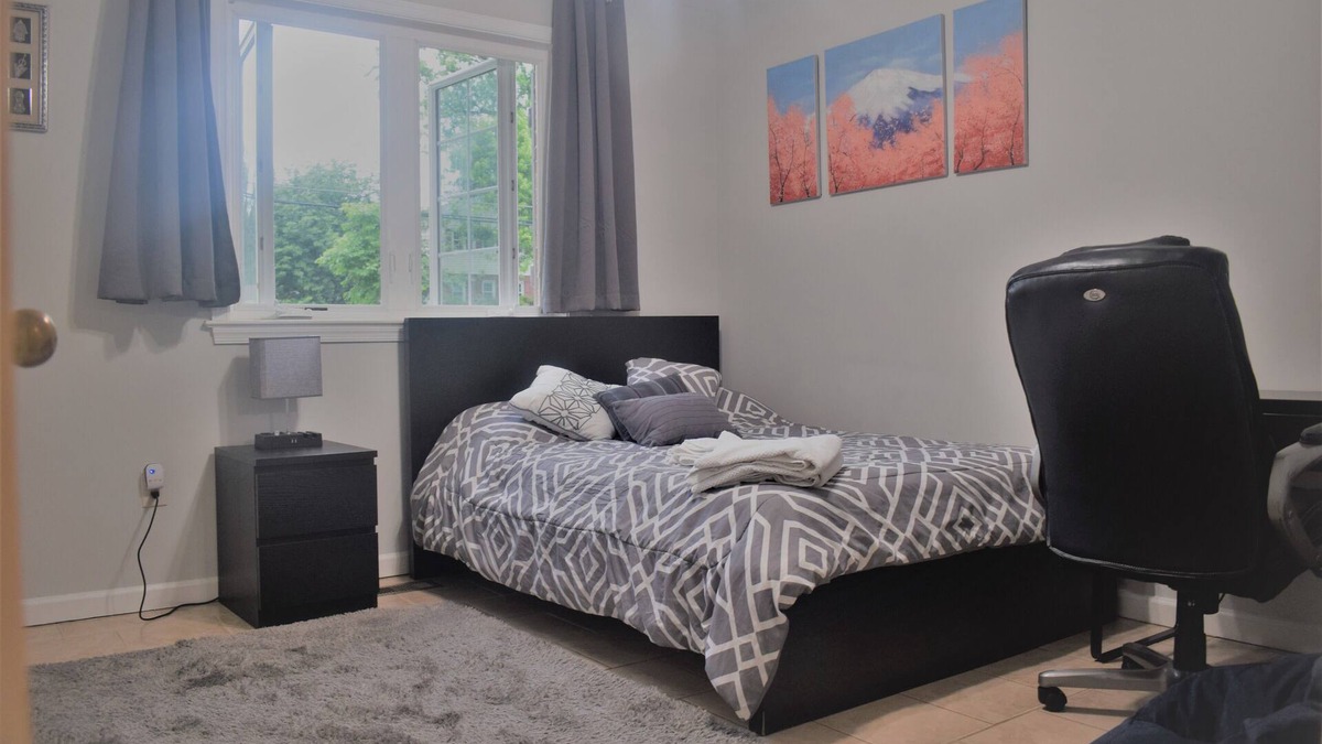 Redland House | Comfortable 2 bed apartment near metro , trails and golf course