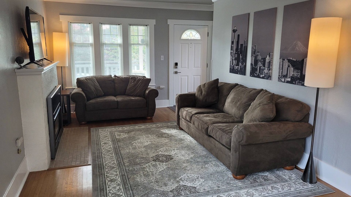 Phinney Ridge House | Comfortable 2-bedroom, 2 decks, walking neighborhood, & minutes to downtown.