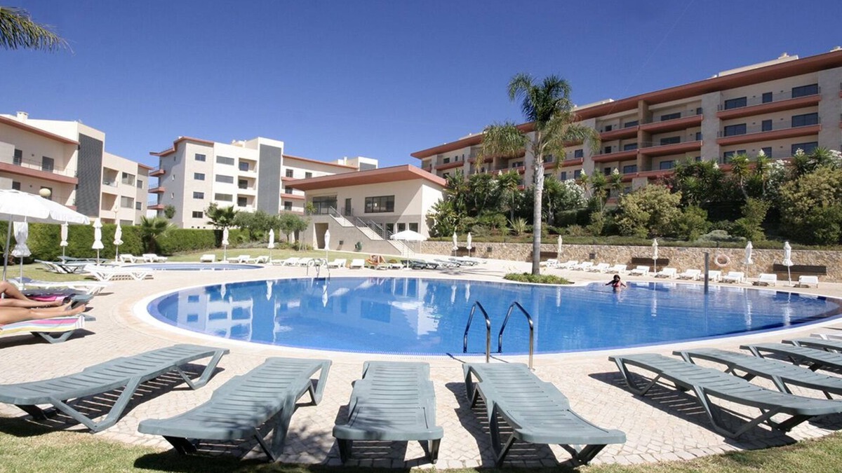 Albardeira House | Comfortable 2 Bedroom Apartment w/WiFi + A/C+ Pool ,15 min Walk to Beach &Town