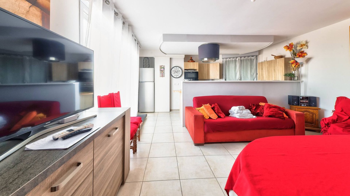 4th Arrondissement Apartment | Comfortable 2-bedroom rooftop apartment with view