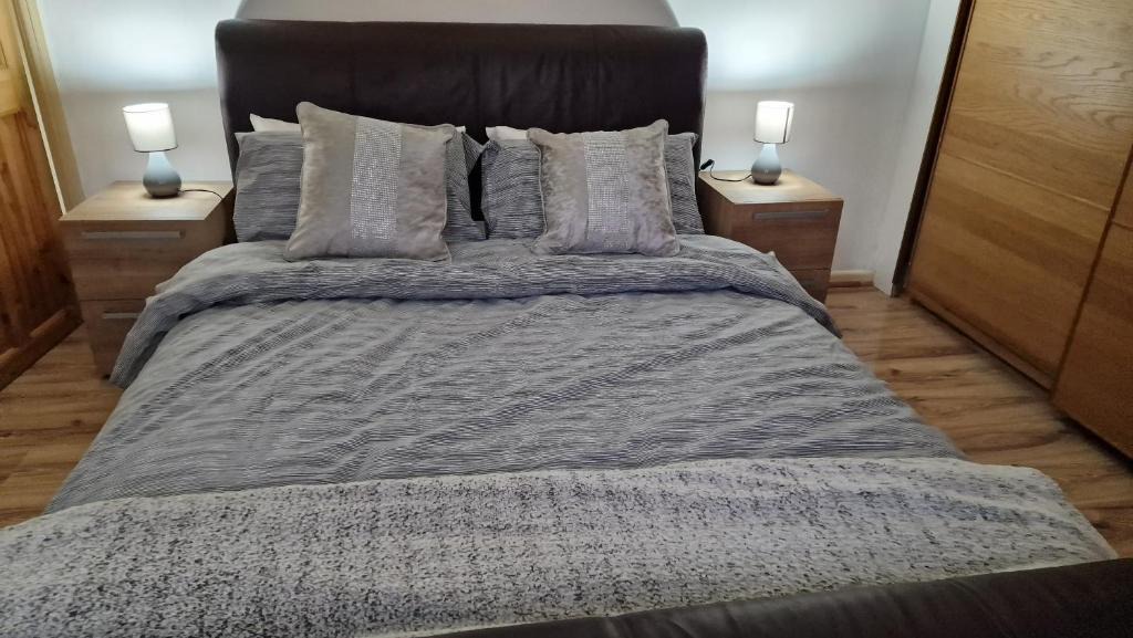 Heath House | Comfortable 2 bedroom house with free parking and great transport links