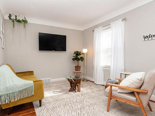 Hazel Park House | Comfortable 2 Bedroom Home in Hazel Park
