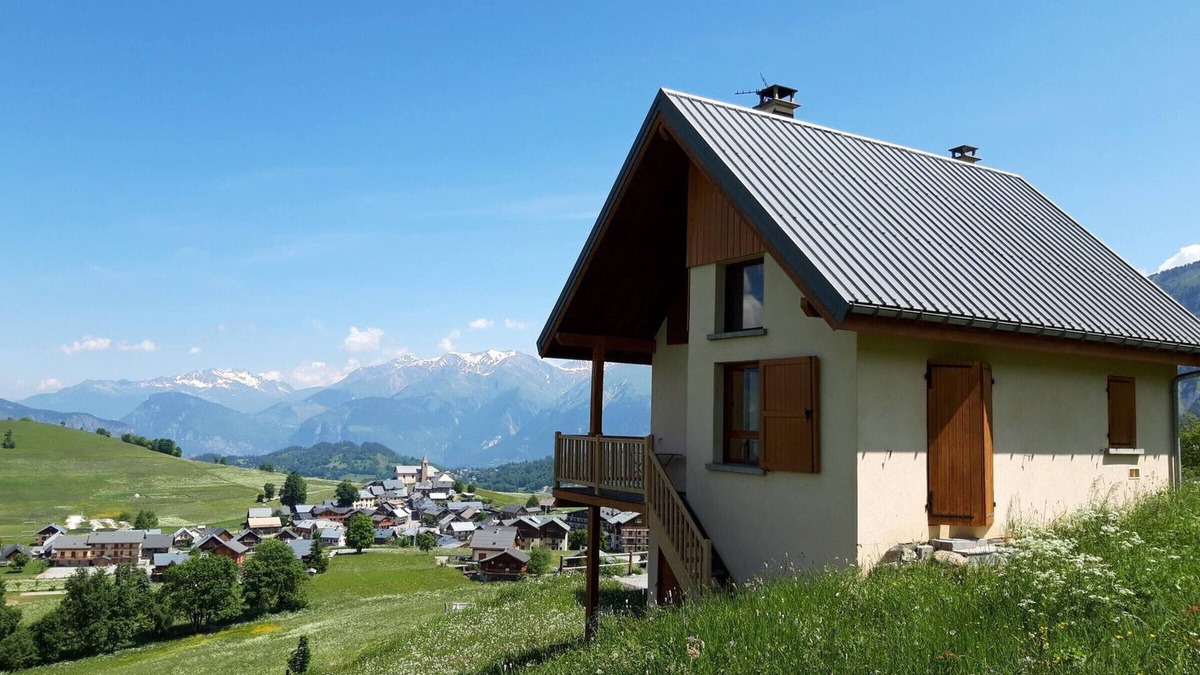 Albiez-le-Vieux Ski Chalet | Comfortable 2* chalet with pellet stove and garden, pet-friendly