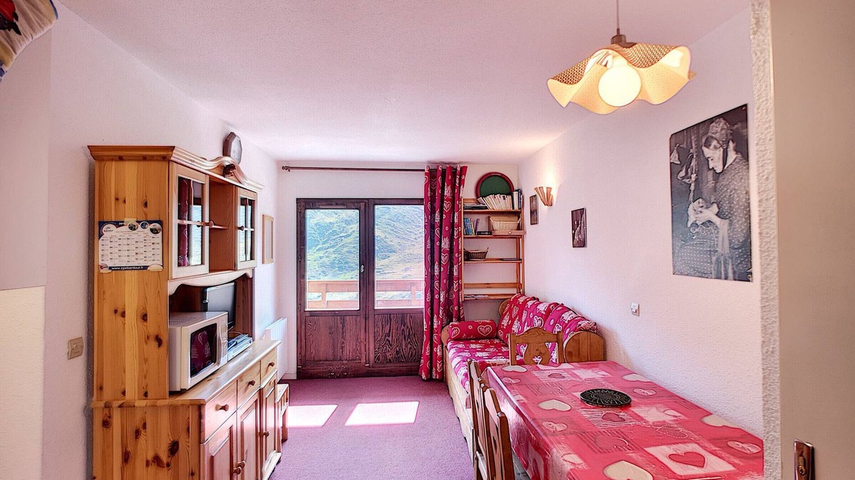 Les Bruyeres Apartment | Comfortable 2-room apt for 4, ski-in/ski-out, wifi, parking
