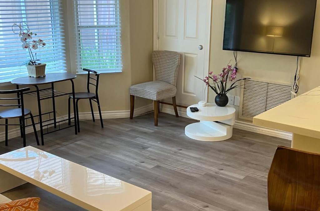 Lake Balboa Apartment | Comfortable 2bed/1bath unit near Universal Studio and Hollywood sleep 4
