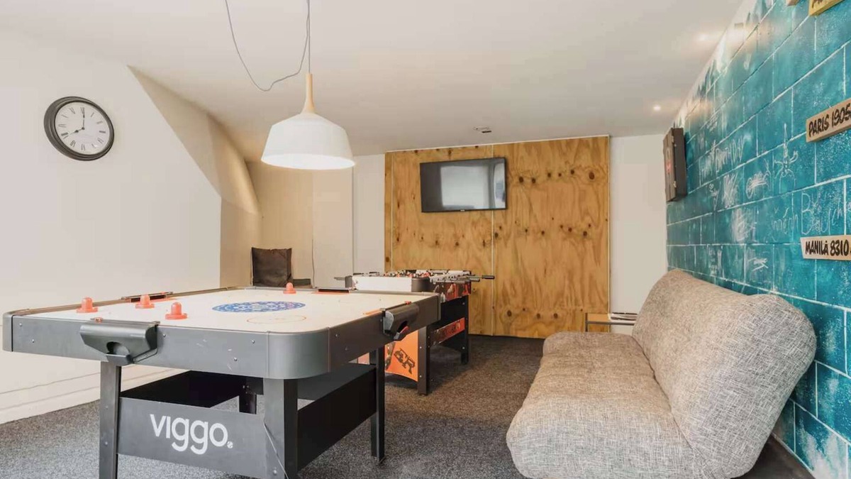 Burnside Apartment | Comfortable 2BR w/Hot Tub | Close to Airport