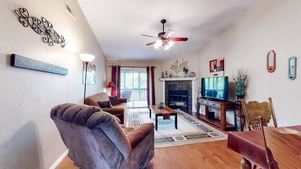 Table Rock Condo | Comfortable, 2nd-floor condo with balcony, washer/dryer, pools, & clubhouse