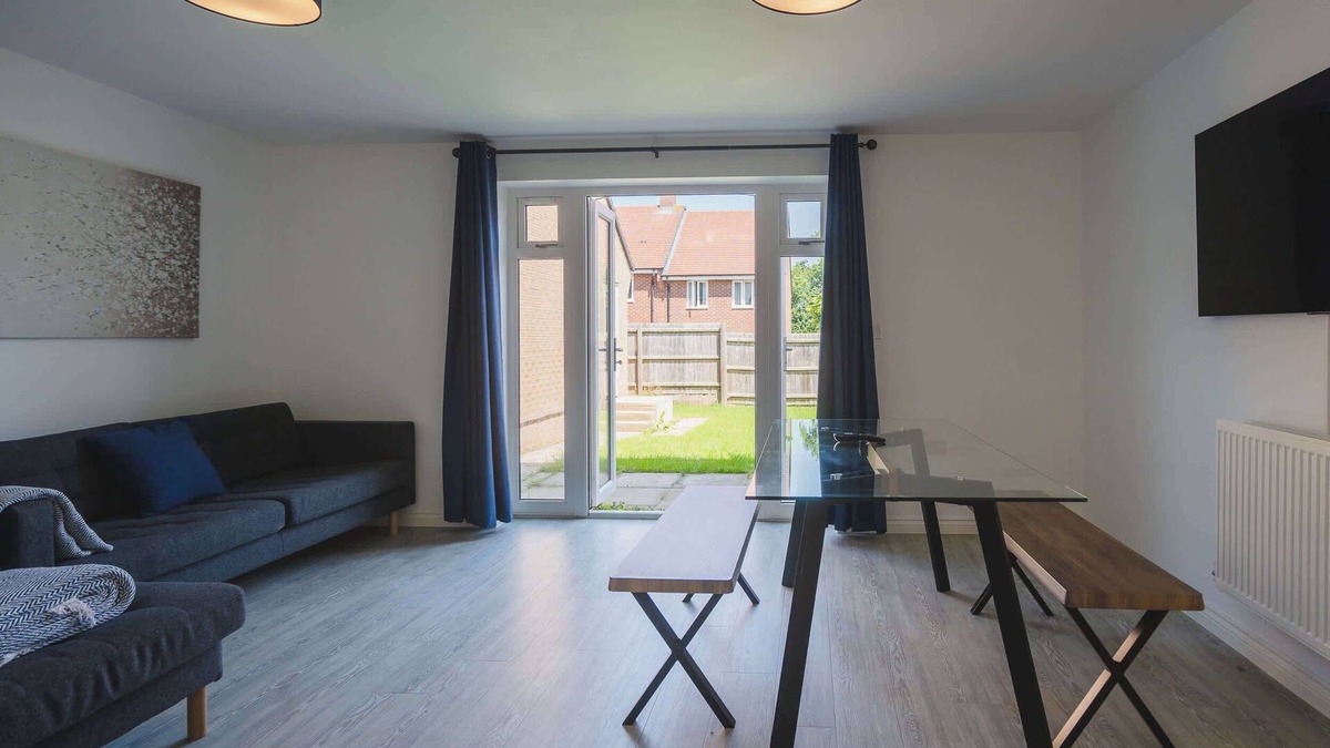 Woodford Halse House | Comfortable 3 Bedroom Home w Garden and Parking