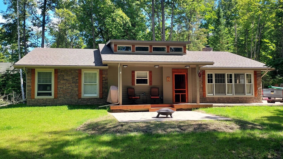 Grand Rapids House | Comfortable 3 bedroom cape cod style home