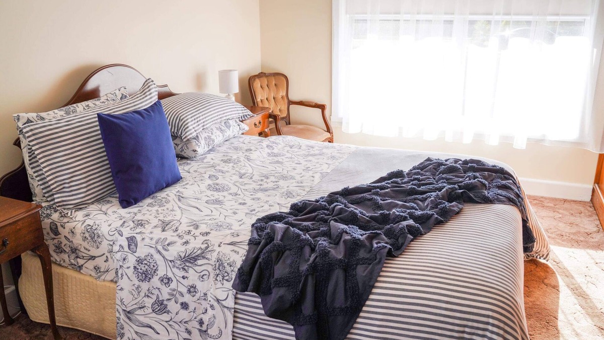 Casterton House | Comfortable 3 bedroom home > for work, rest or play!