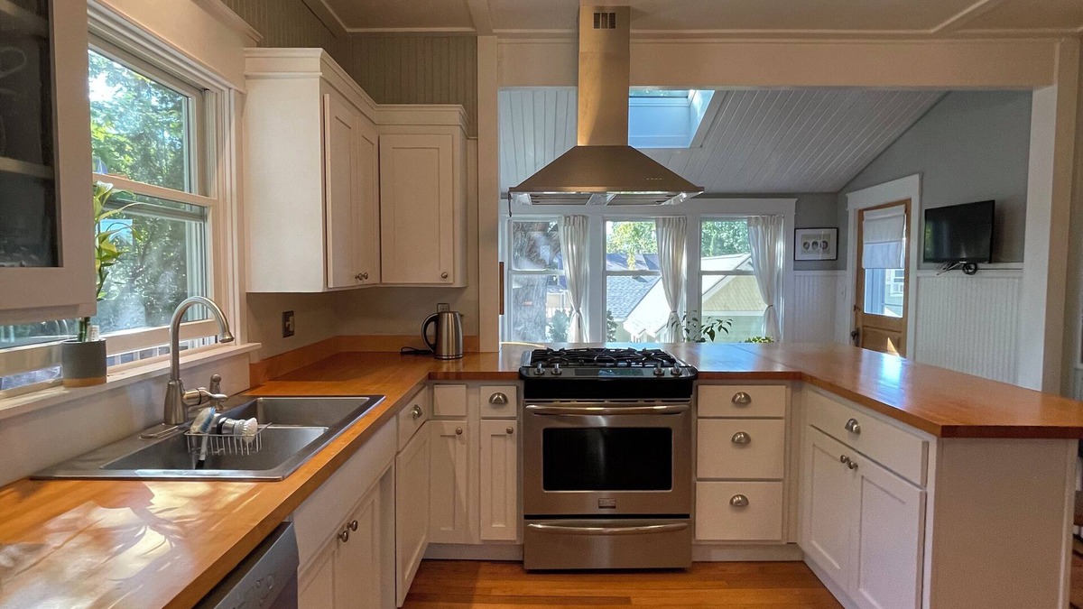 Hudson House | Comfortable 3-bedroom vintage house with WiFi in downtown Hudson