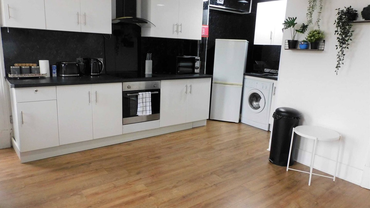 Paisley Apartment | Comfortable 4 bed Apt in Paisley Next to Station