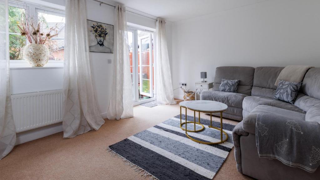 Aylesbury House | Comfortable 4-Bedroom Home in Aylesbury Ideal for Contractors Professionals or Larger Families