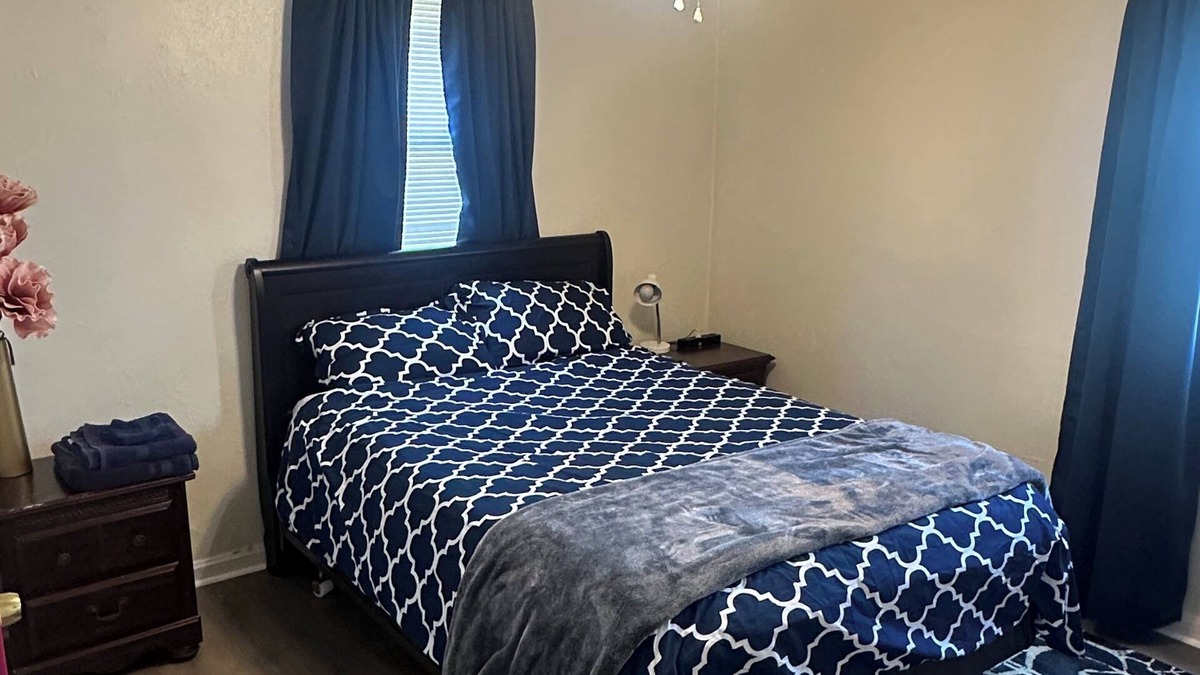Hampton House | Comfortable & Affordable House Less Than 15 Min To Coliseum, Shopping, & Beaches