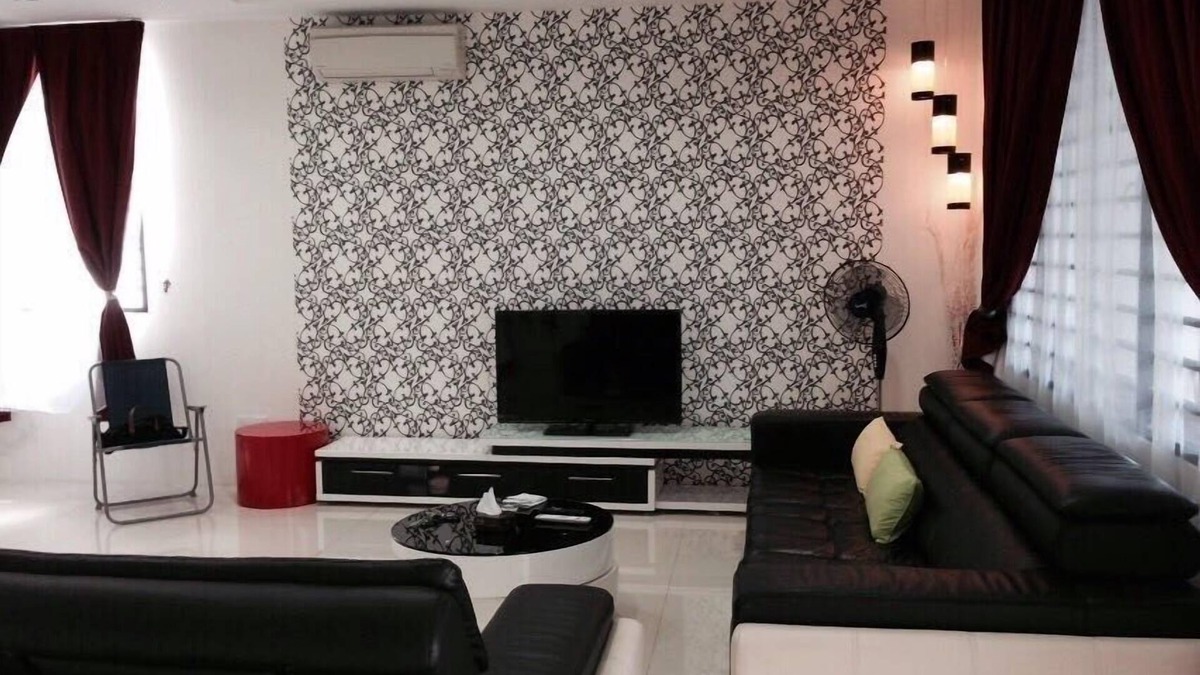 Taman Century House | Comfortable and Big House