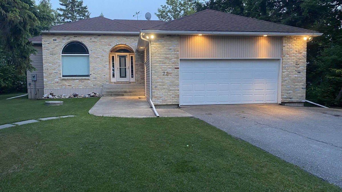 Lac du Bonnet House | Comfortable and Convenient 5 Bedroom Lake House
