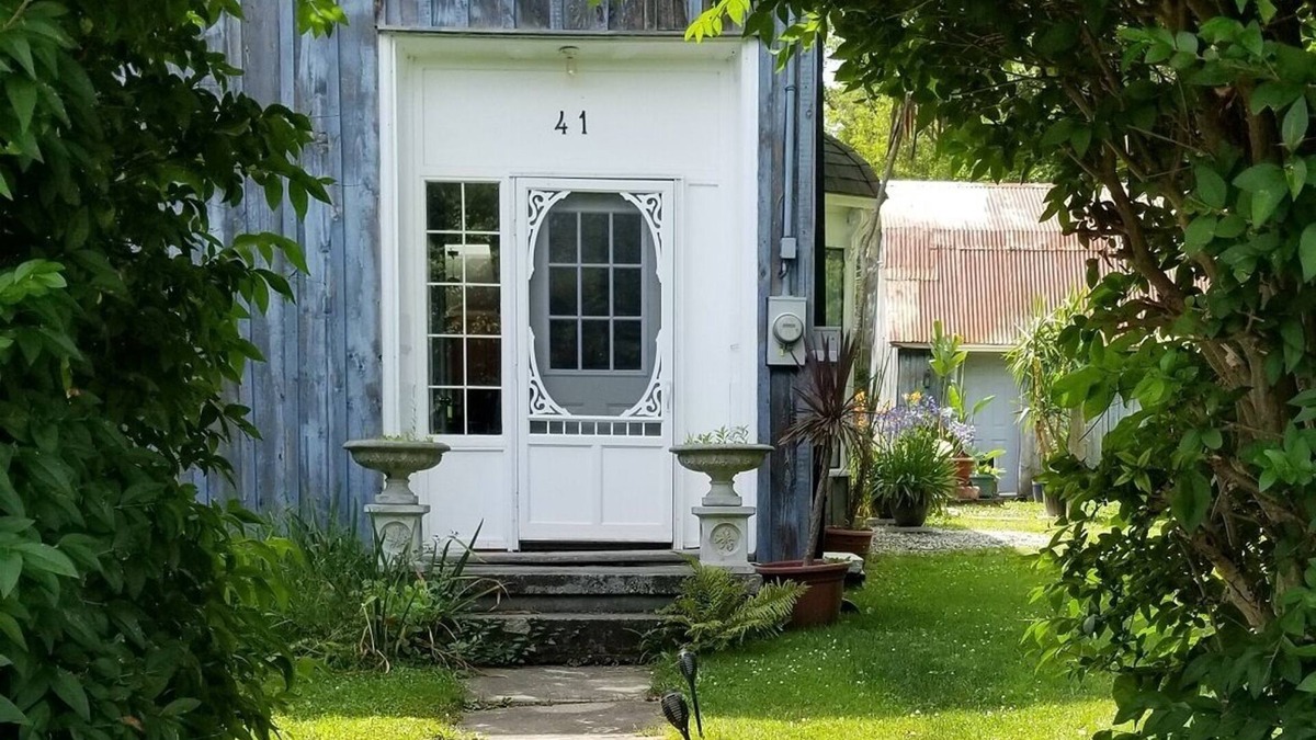 Port Burwell House | Comfortable and elegantly appointed home in this unique small port town.