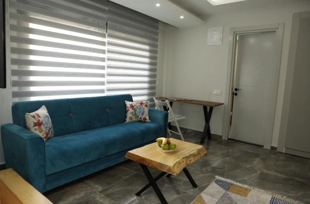 Narlidere Apartment | Comfortable and Modern Suite with Balcony in Narlidere, Izmir