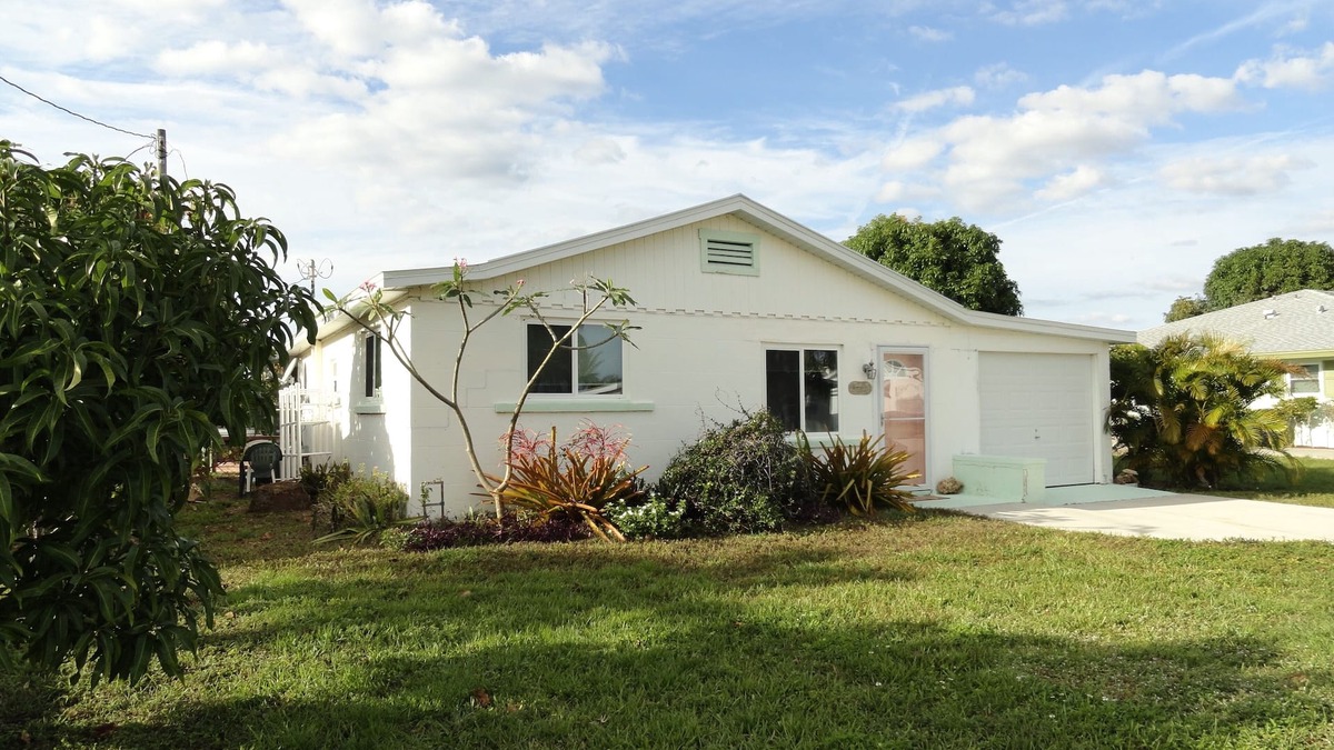 Matlacha House | Comfortable and relaxing house located on a deep water canal.