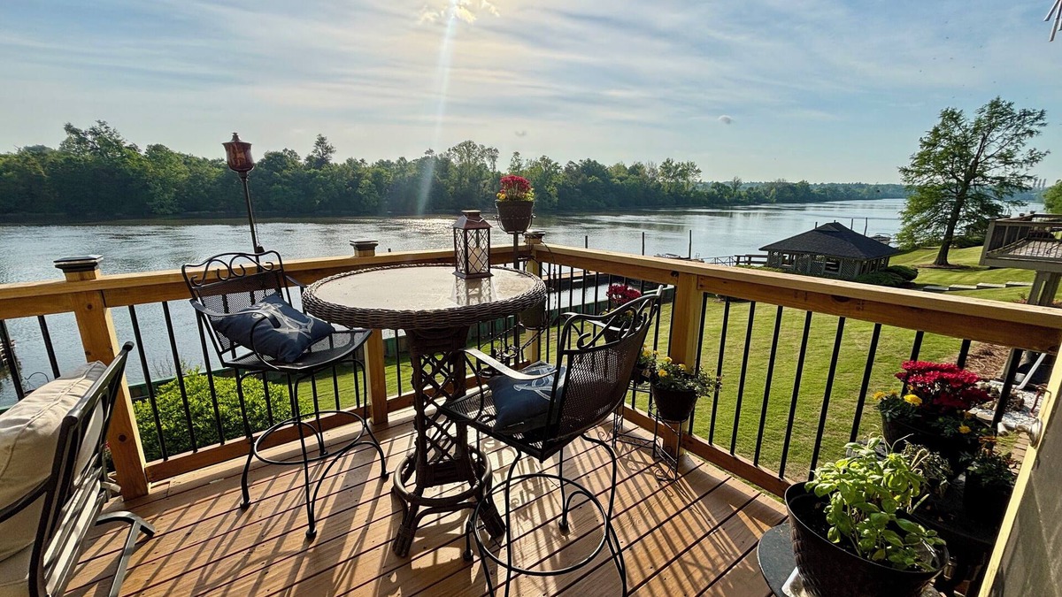 Industrial House | Comfortable and safe neighborhood Riverview Home. Close to Dozens of Restaurants