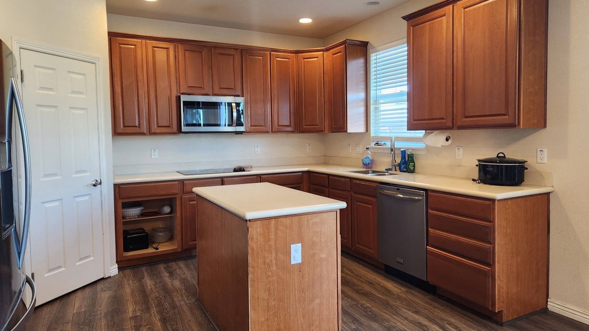 Aurora Villa | Comfortable and Spacious Stay in Aurora - 4 Bedrooms - Family & Work-Friendly