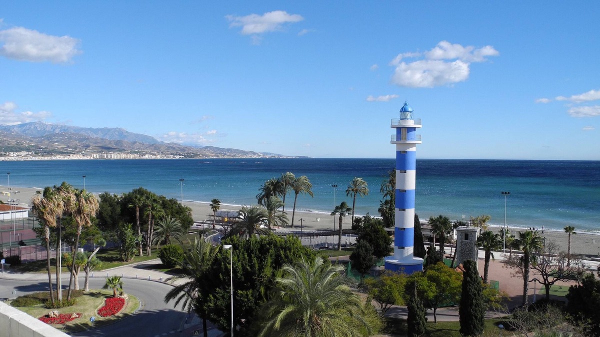 Torre del Mar Apartment | Comfortable apartment right on the beach