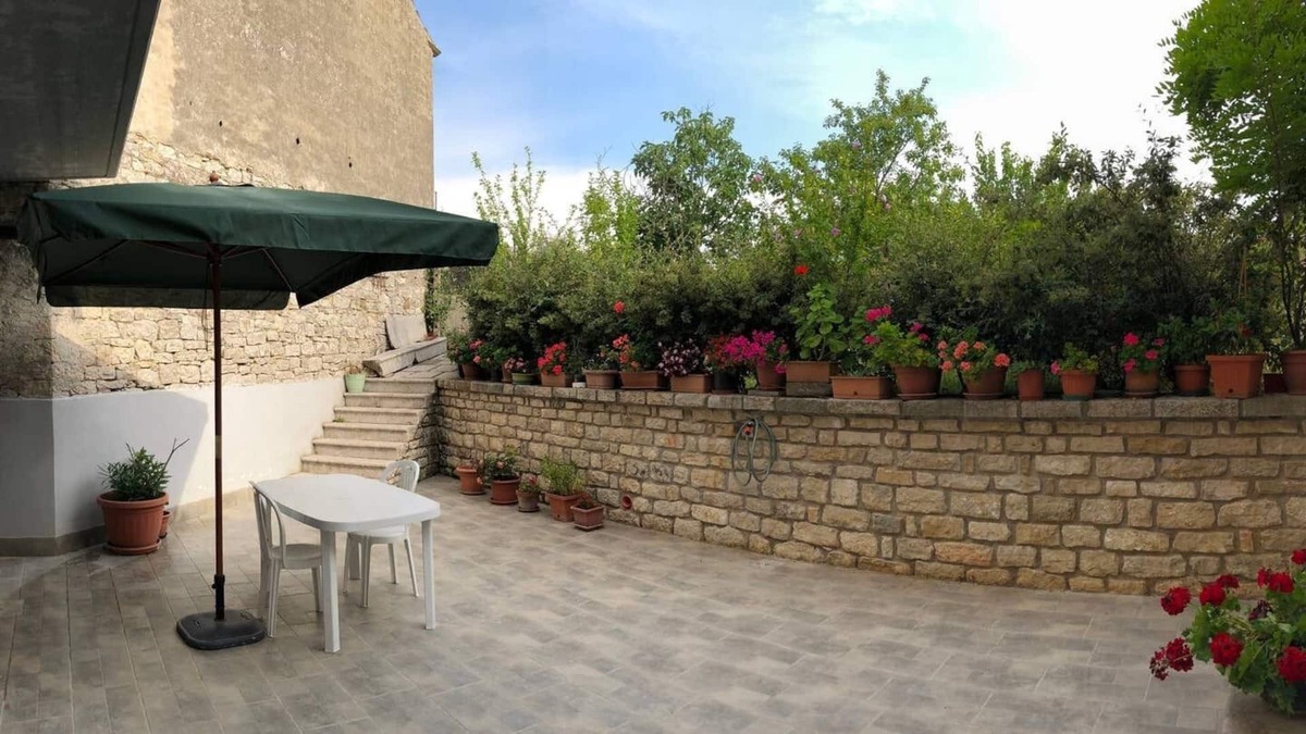 Jelsi House | Comfortable apartment in the center of the village with a magnificent garden for relaxation