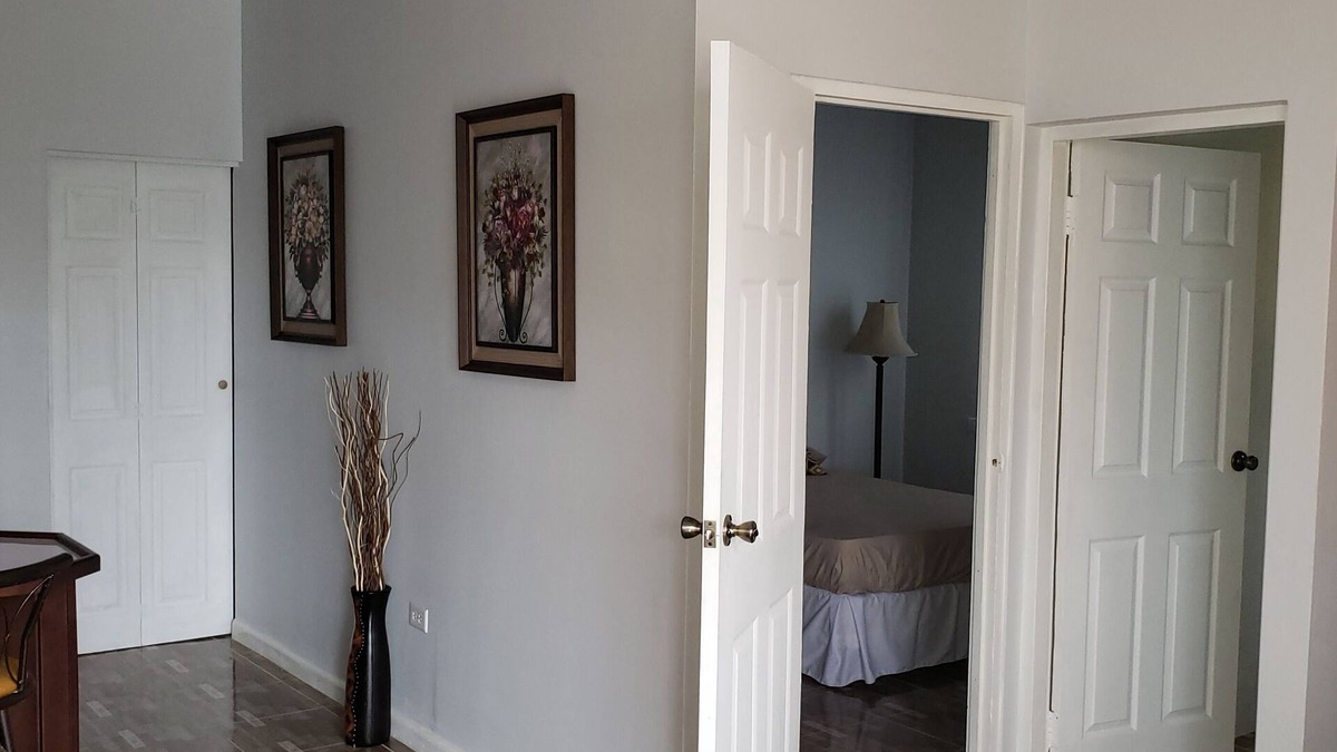 Barbican Apartment | Comfortable Apartment in the Golden Triangle Kingston