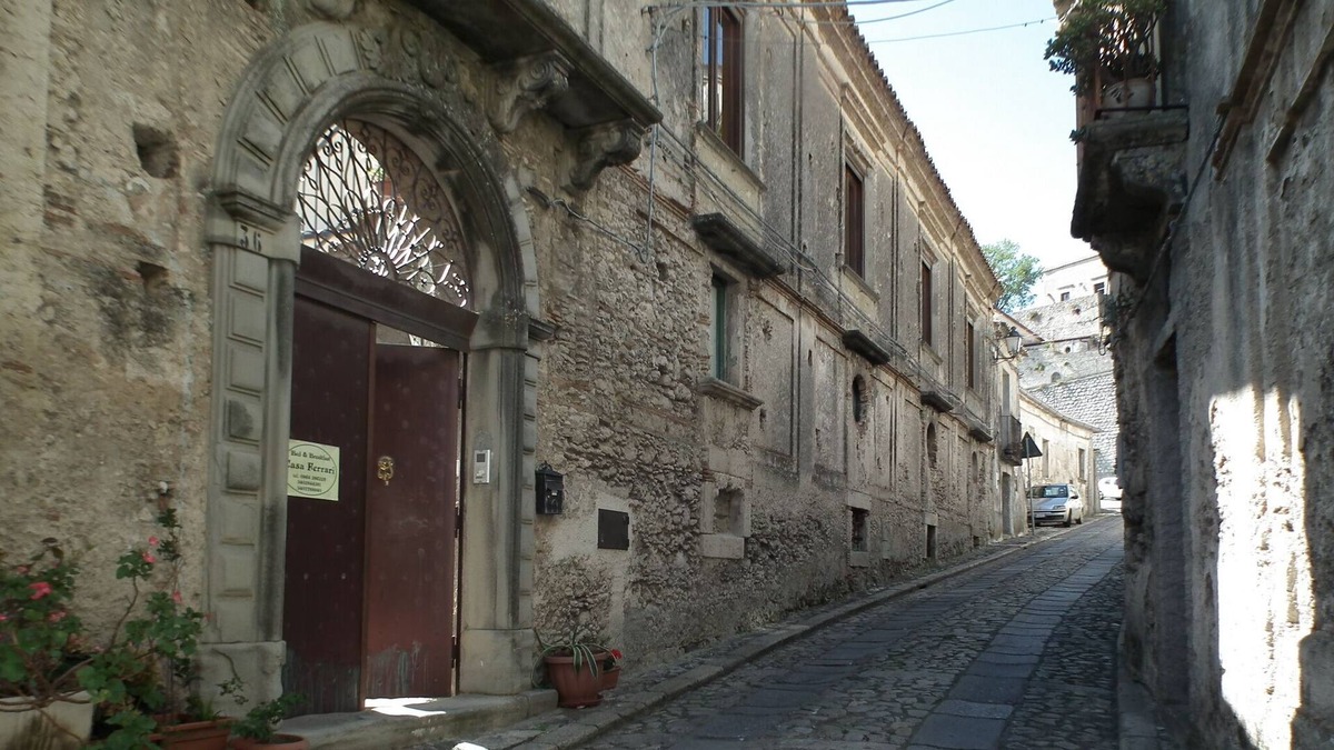 Gerace Bed & Breakfast | Comfortable B & B in Gerace, (see beautiful villages in Italy). Rooms at Casa Ferrari