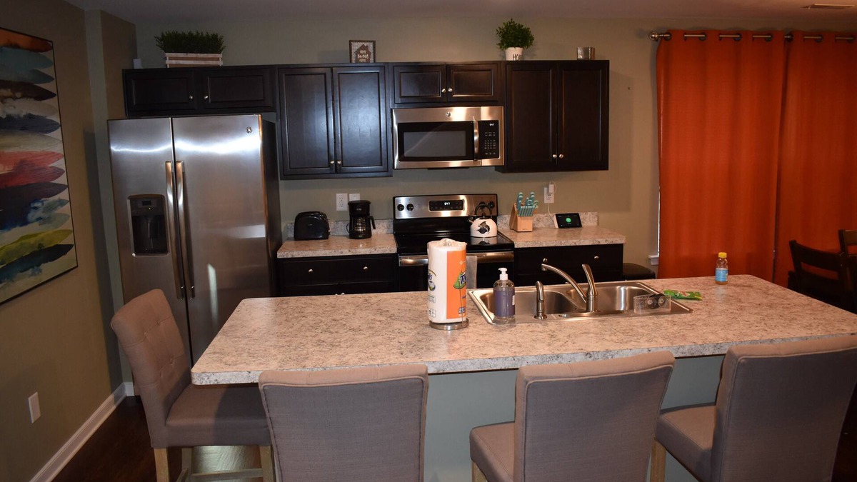 Mosby House | Comfortable, Beautiful Townhome in quaint neighborhood w/patio deck