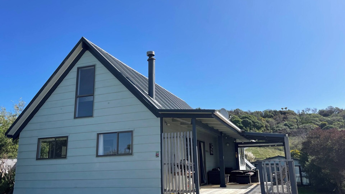 Riversdale House | Comfortable, conveniently located family beach bach