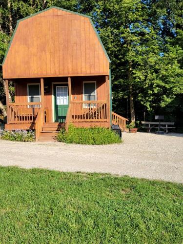 Moscow House | Comfortable Camping Cabins with View of the Cedar River for a Family Weekend Getaway