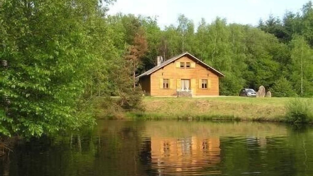 Moux-en-Morvan Ski Chalet | Comfortable chalet with private fishing pond in the heart of the Morvan.
