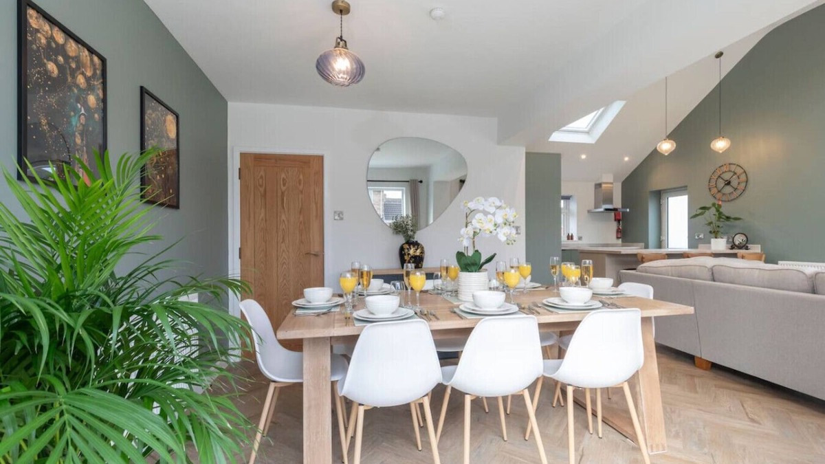 Cheltenham House | Comfortable & Contemporary 5-Bed 3 Bathroom Home