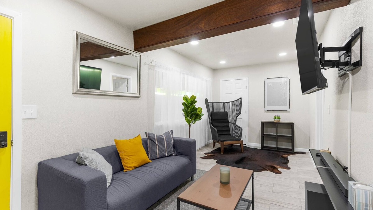 Compton Apartment | Comfortable Compton 2 Bed APT 2