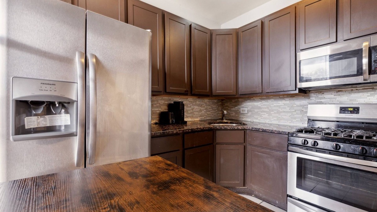 Grand Boulevard Condo | Comfortable Condo In The Heart Of Bronzeville 4 Bedroom Condo by RedAwning
