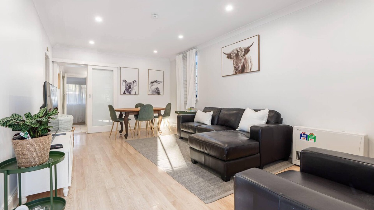 Orange East House | Comfortable & Cosy Getaway close to Town, Sleeps 4