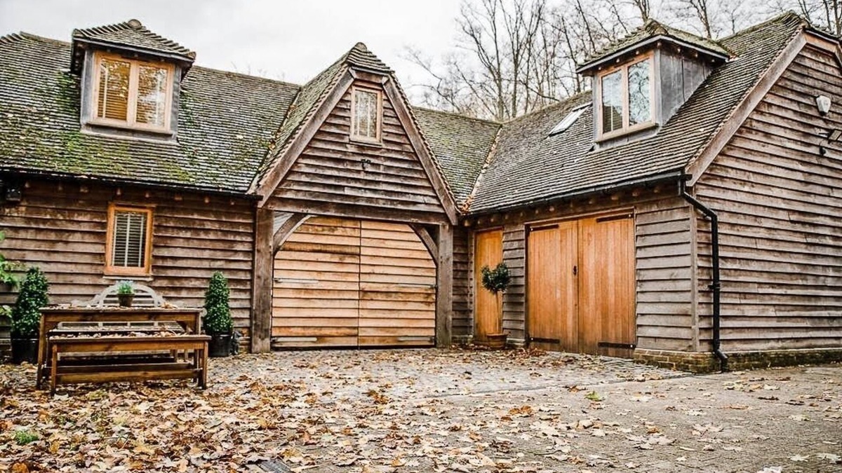 Hertford Apartment | Comfortable Cosy Private Barn conversion, Own courtyard, parking, nr to station