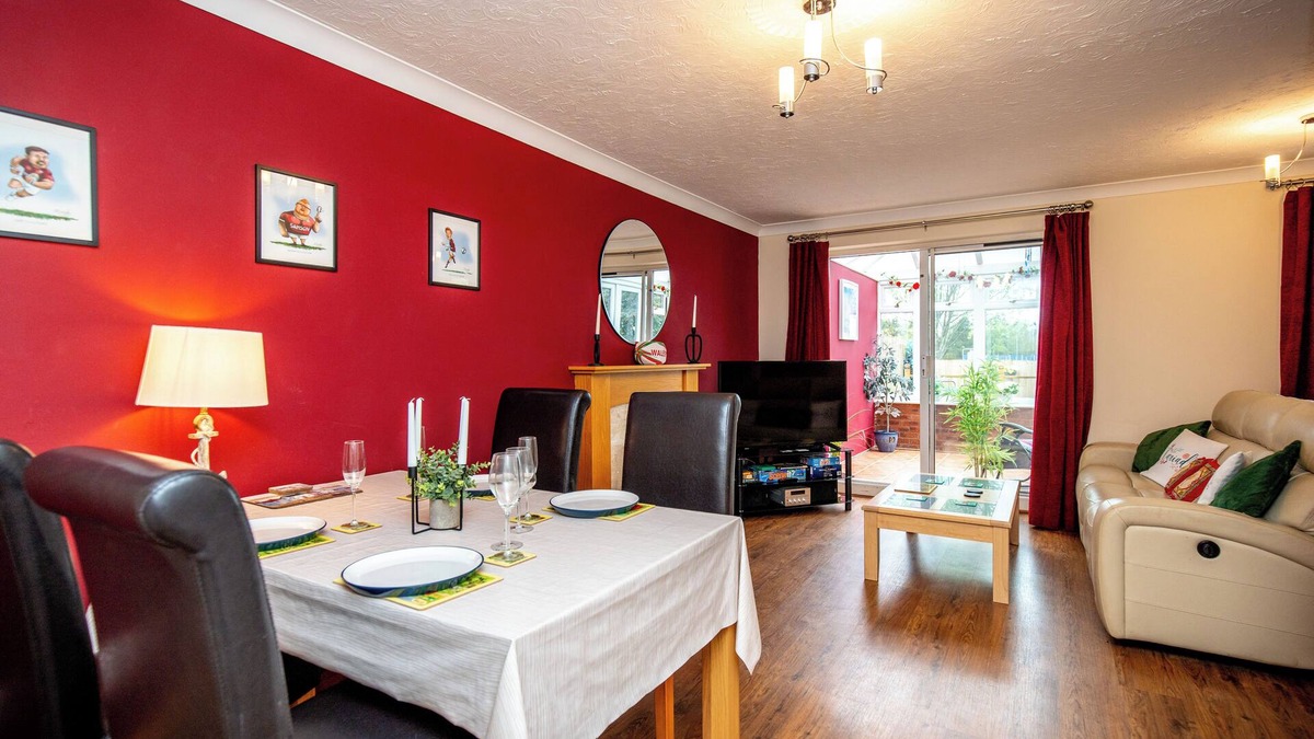 Crynant House | Comfortable, Cosy & Spacious Entire Holiday home in Llanelli. Pet Friendly.