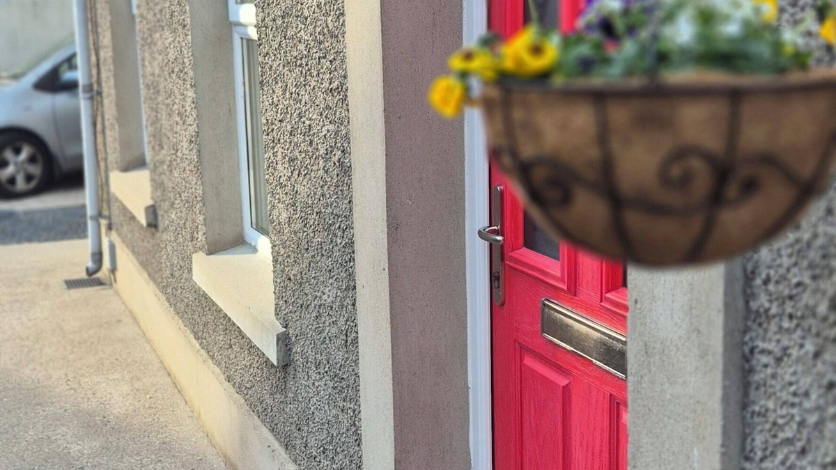 Newtownards House | Comfortable Cottage Stay Outside Belfast | Private Parking & Sleeps 4 guests