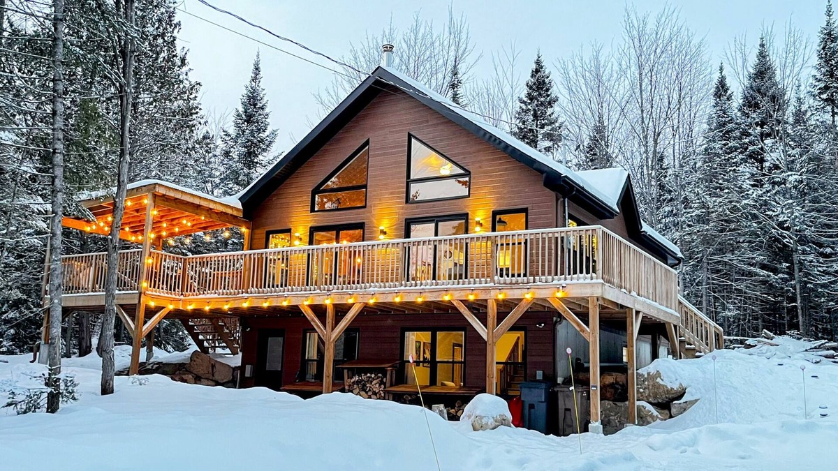 Entrelacs Ski Chalet | Comfortable cottage in the heart of nature, fireplace inside and out! Possibility of teleworking.
