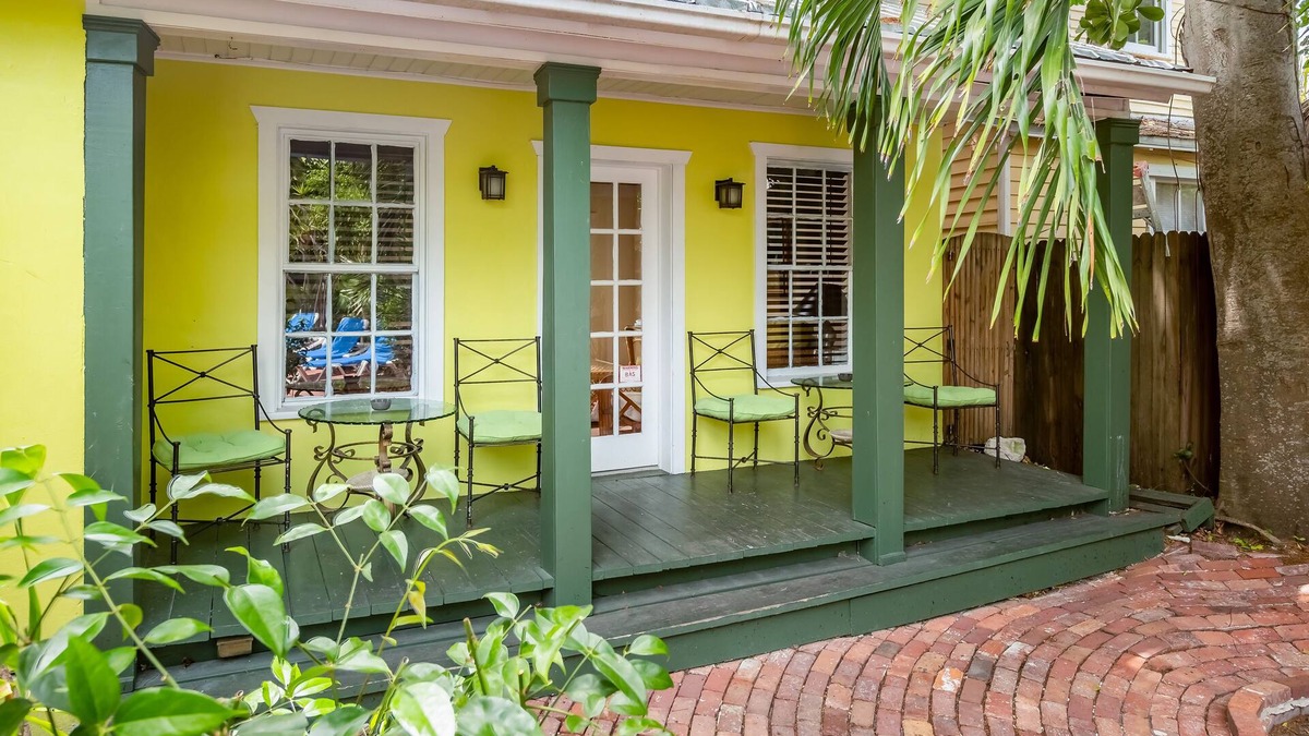 Downtown Cabin | Comfortable Cottage with Private Pool & Lovely Garden - Great Location